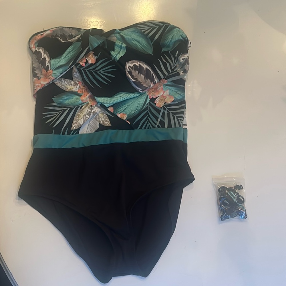 BNWOT bathing suit https://skyeswimwear.ca/collections/one-pieces !